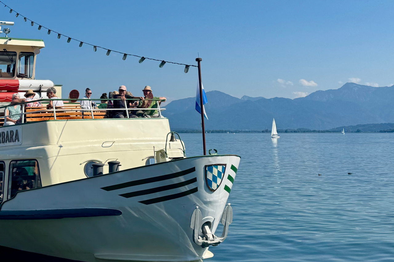 Lago Chiemsee com vista das montanhas