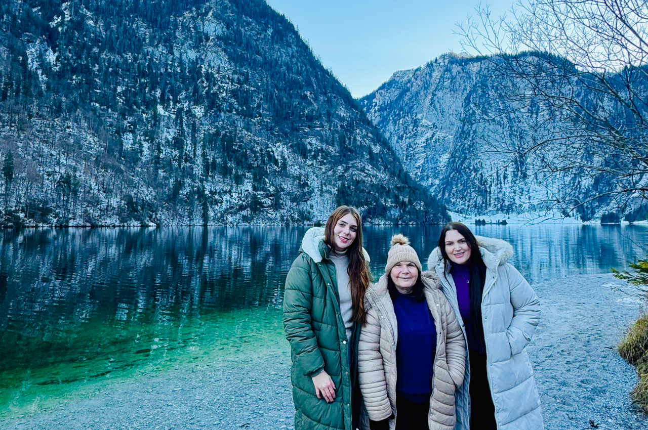 Lago Königssee cercado por montanhas