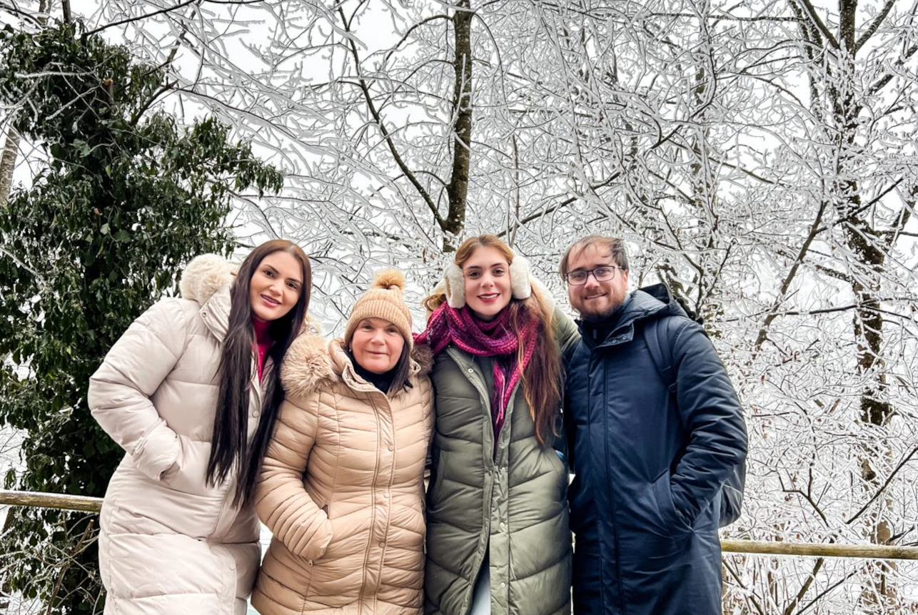 Munique no inverno com neve e mercado de Natal