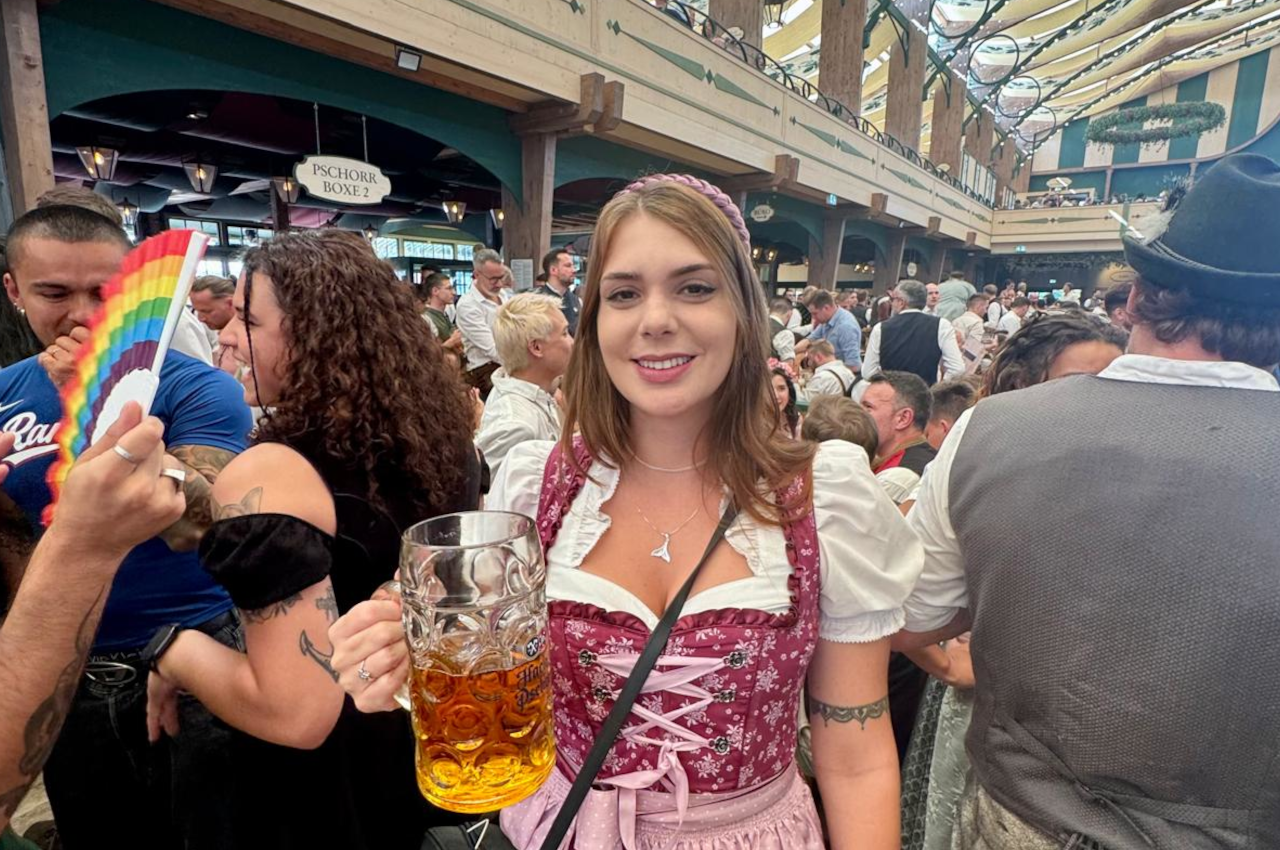 Interior de uma tenda da Oktoberfest
