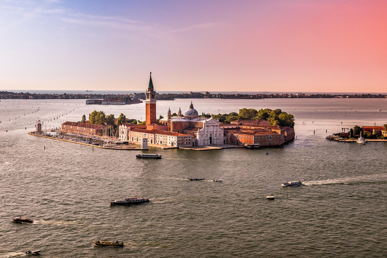 Veneza no verão com canais e gôndolas