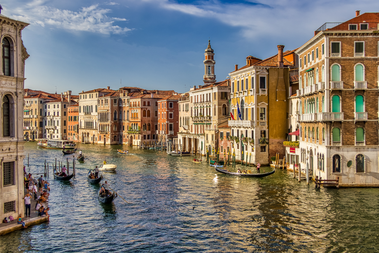 Veneza na primavera com canais e flores