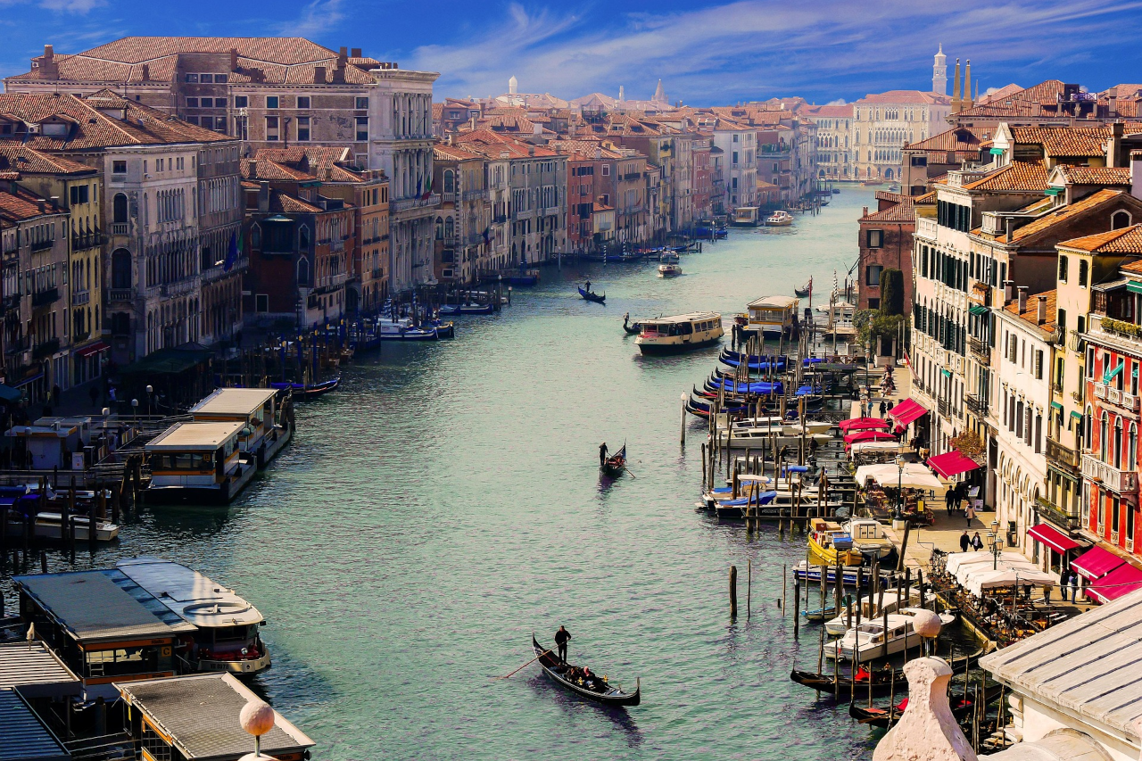 Veneza no outono com canais