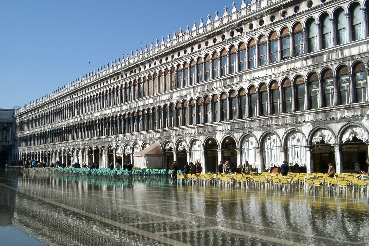 Acqua alta em Veneza com água nas ruas