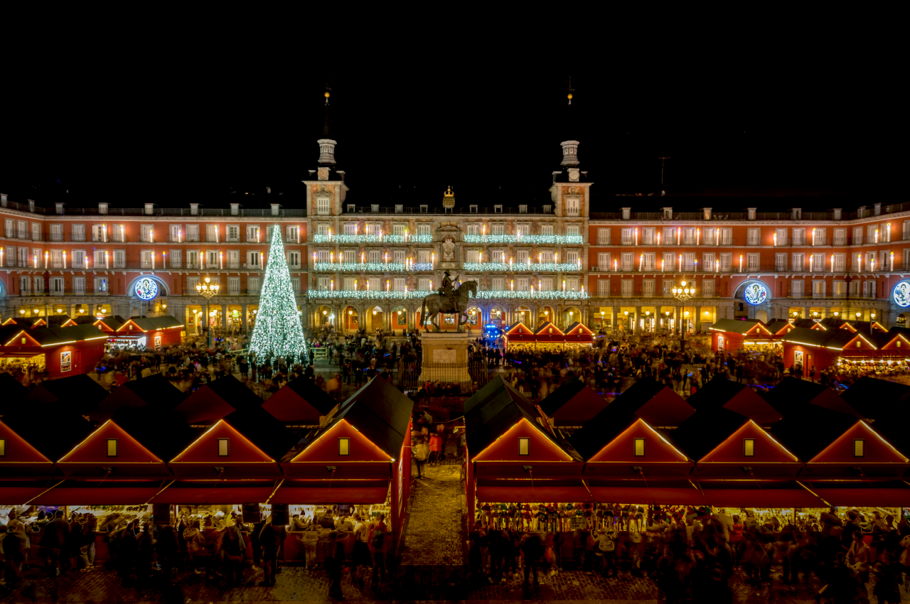 Gran Vía de Madrid iluminada com decorações de Natal